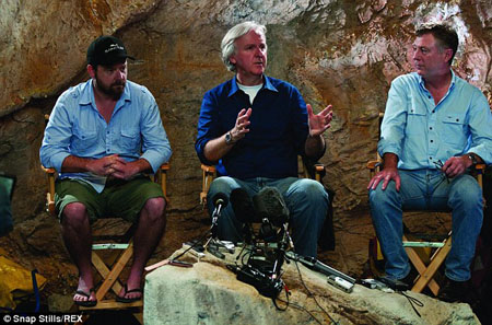 Đạo diễn Alister Grierson (trái) cùng hai đạo diễn James Cameron và Andrew Wight trong khi làm phim Sanctum năm 2011.
